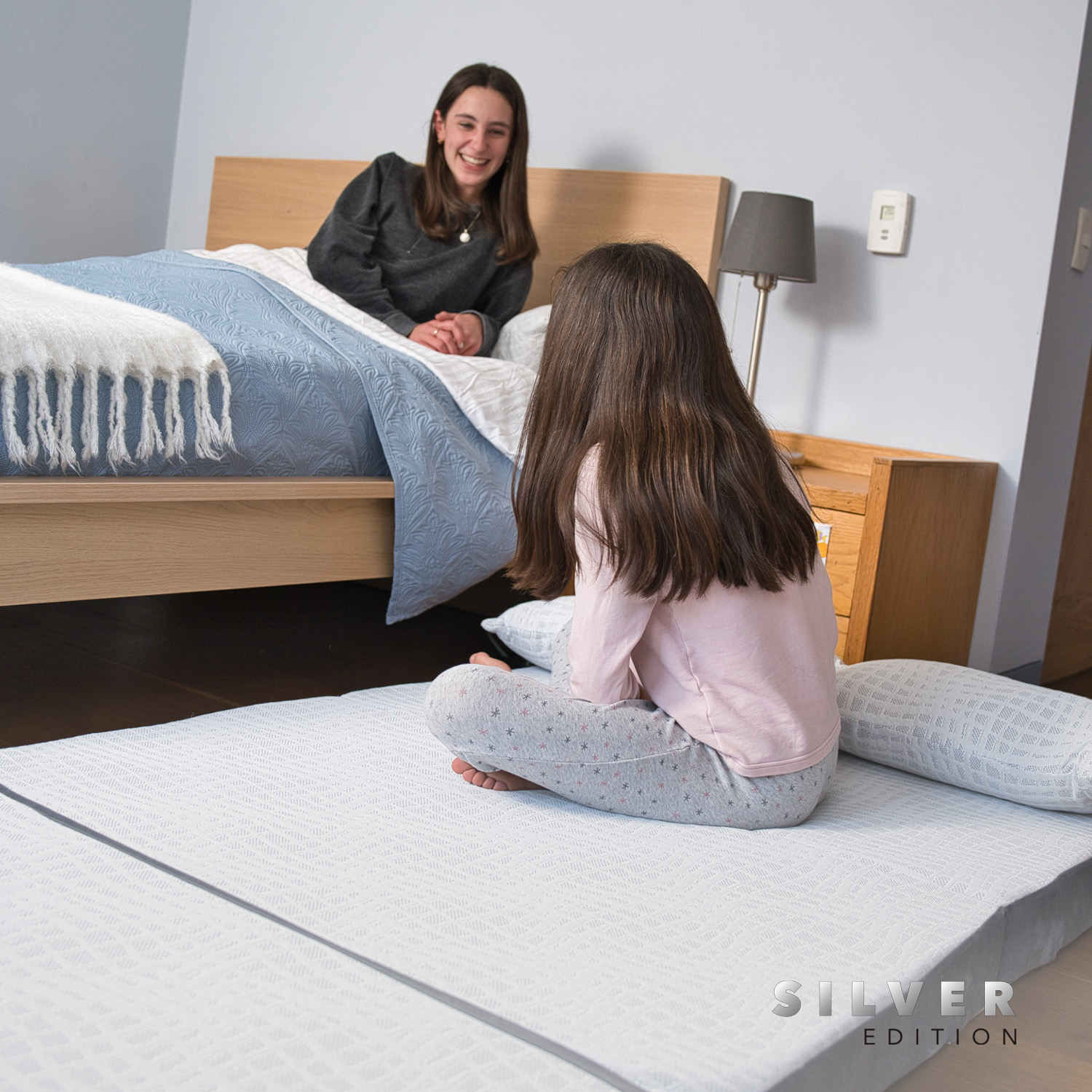 SILVER EDITION Colchoneta Plegable para Visitas o Acampar con Maleta Colchón para Invitados Plegable Blanco con Gris Para Una Persona .