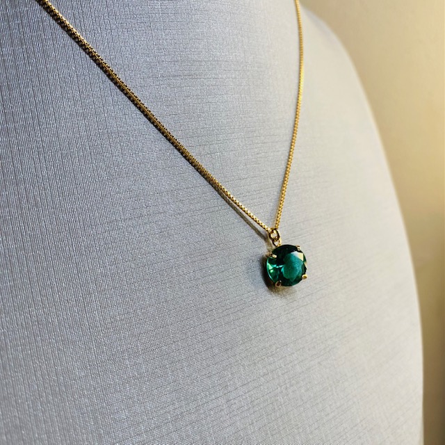 Collar con dije cristal verde- Baño de oro 18K- Collar dorado