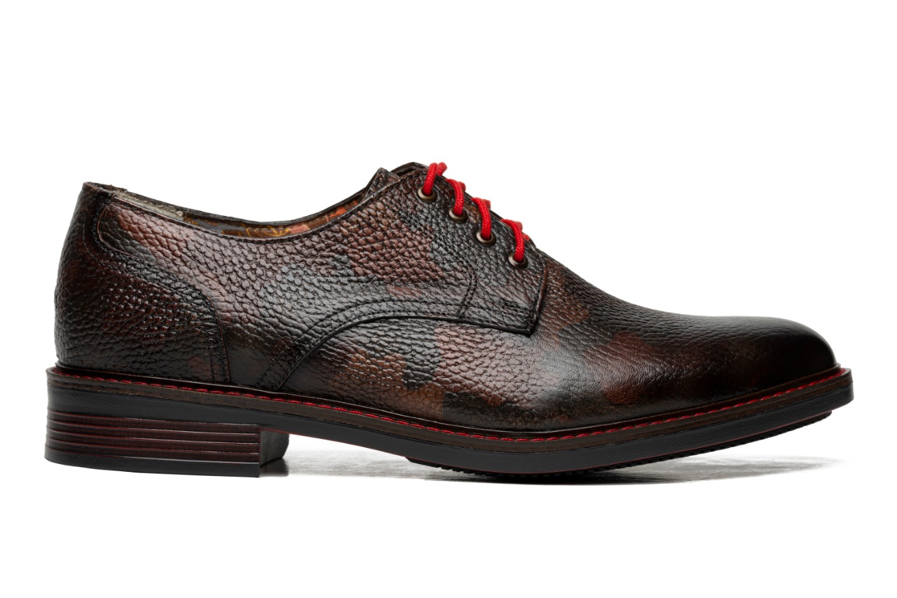 Calzado para hombre de piel con estampado camuflaje marca Privo