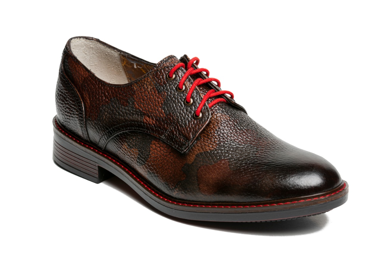 Calzado para hombre de piel con estampado camuflaje marca Privo