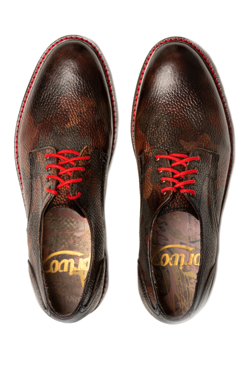 Calzado para hombre de piel con estampado camuflaje marca Privo