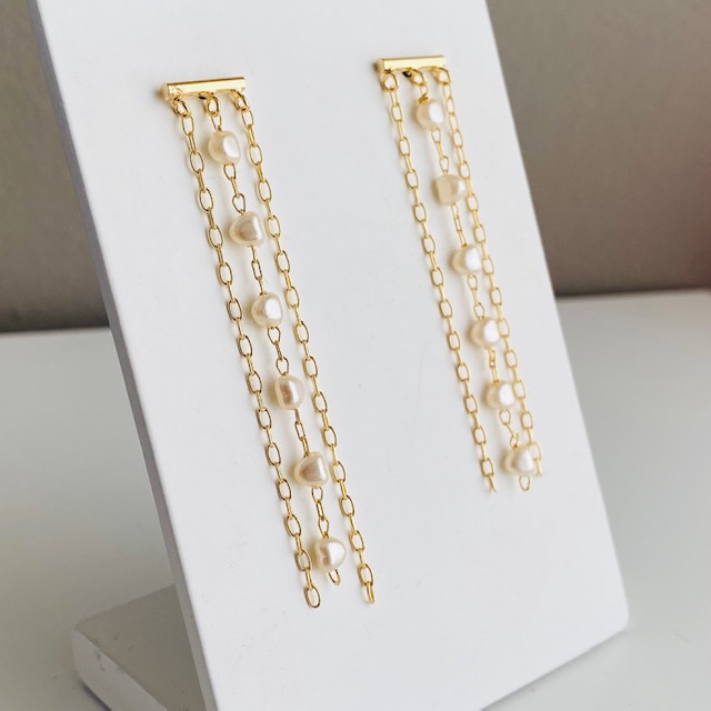 Aretes con perlas y cadenitas- Baño de oro 18K- Aretes dorados