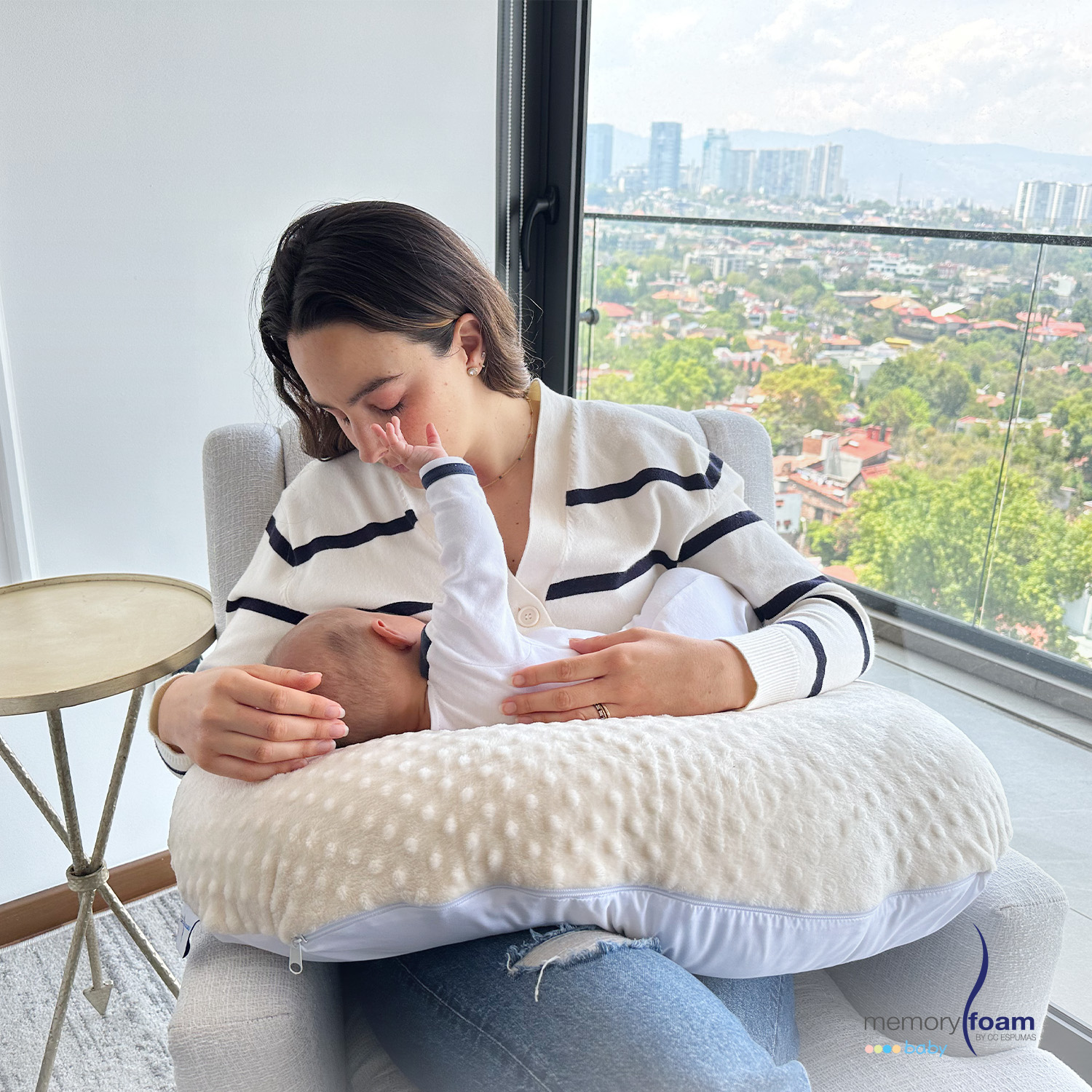 Memory Foam | Almohada De Lactancia/ Cojín para Alimentar Bebé con Biberón  o Fórmula - Con Funda Lavable color Beige.