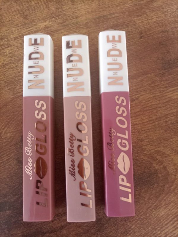 3 Labiales líquidos, en hermosos tonos lilas y Nude. Lipstick