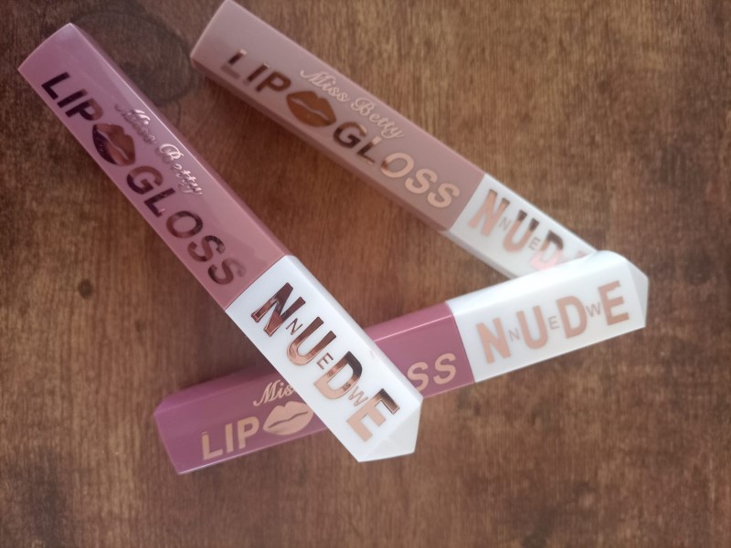 3 Labiales líquidos, en hermosos tonos lilas y Nude. Lipstick
