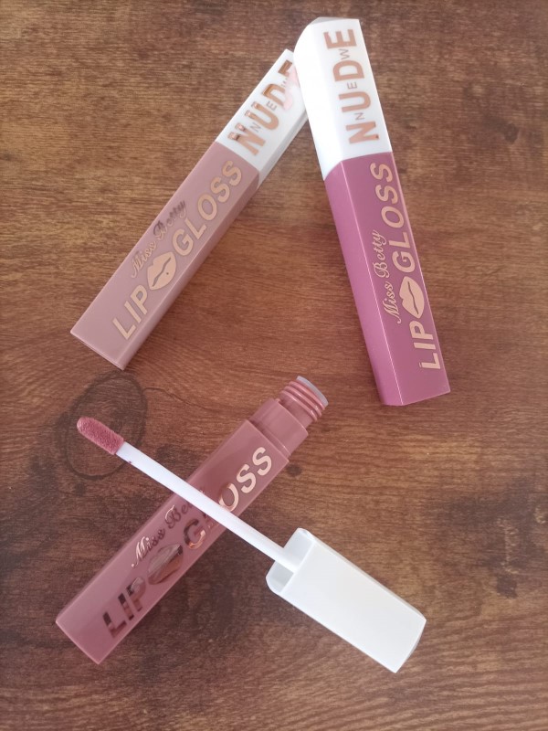 3 Labiales líquidos, en hermosos tonos lilas y Nude. Lipstick