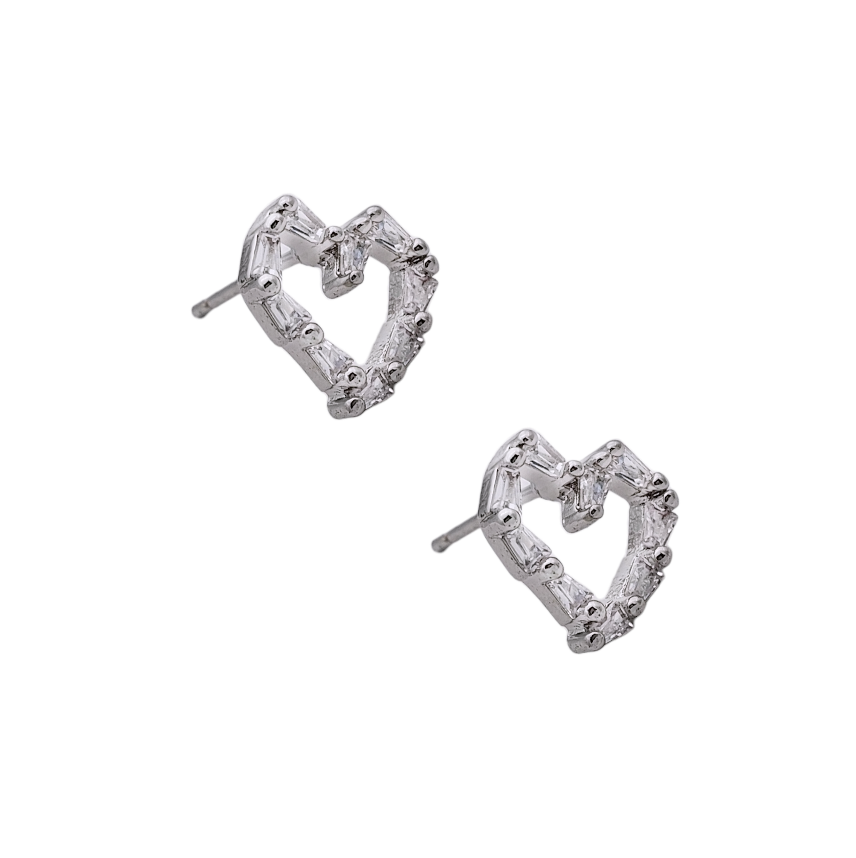 Aretes tipo broquel en rodio silueta corazón con zircónias
