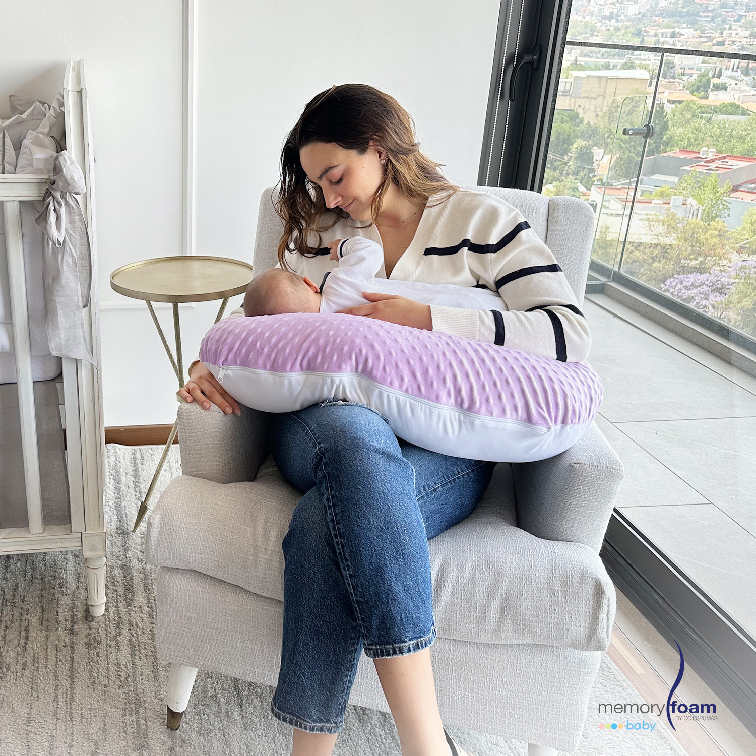Memory Foam | Almohada De Lactancia/ Cojín para Alimentar Bebé con Biberón o Fórmula - Con Funda Lavable color Lila.