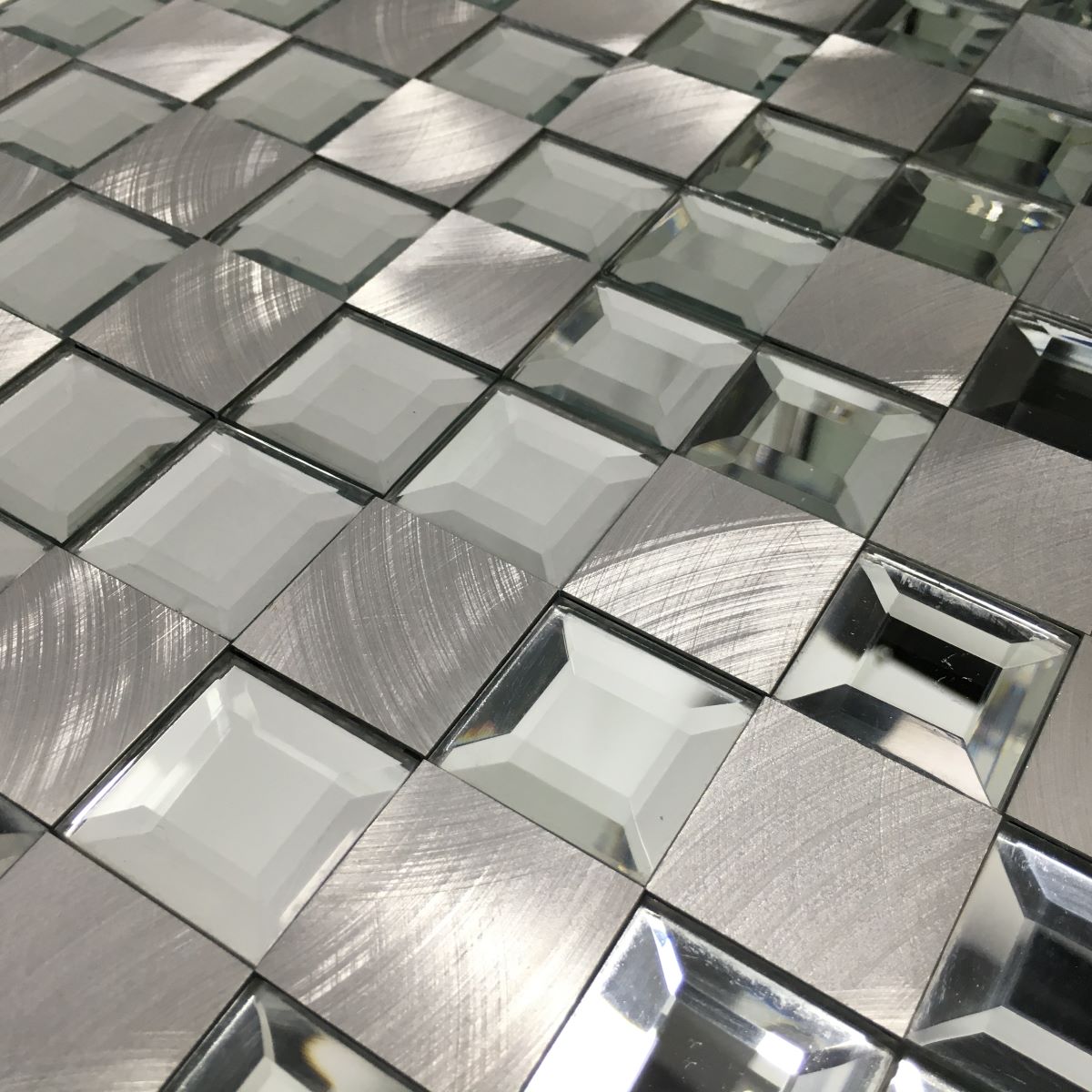 Malla o Mosaico Decorativo Adherible de Vidrio y Aluminio SIDE, medidas 30 X 30 cms (base por altura). Diseño en tono plata con efecto metalizado. Caja de 5 piezas