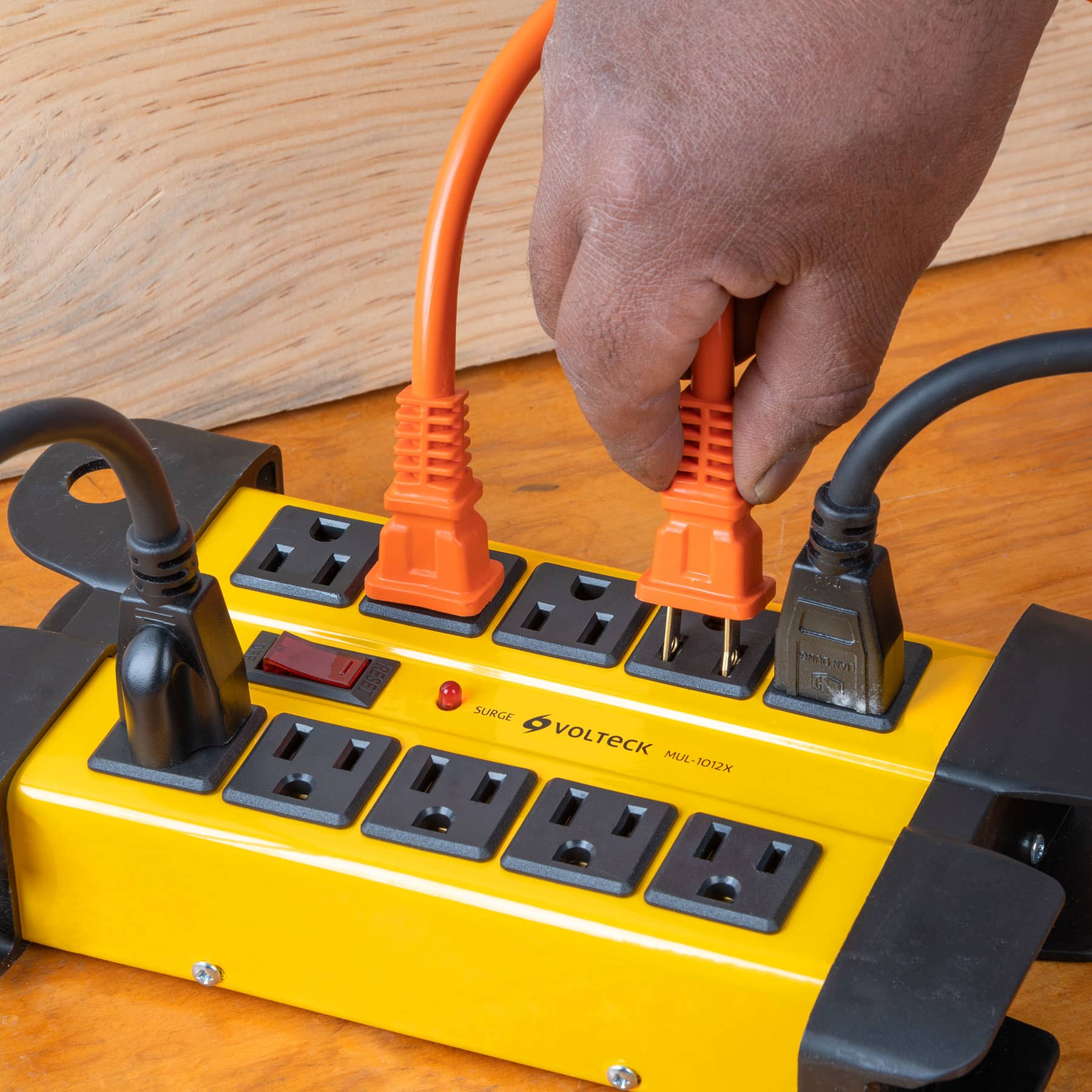 MULTI-CONTACTO 14 AWG INDUSTRIAL SUPRESOR PICOS 10 ENTRADAS VOLTECK 48190