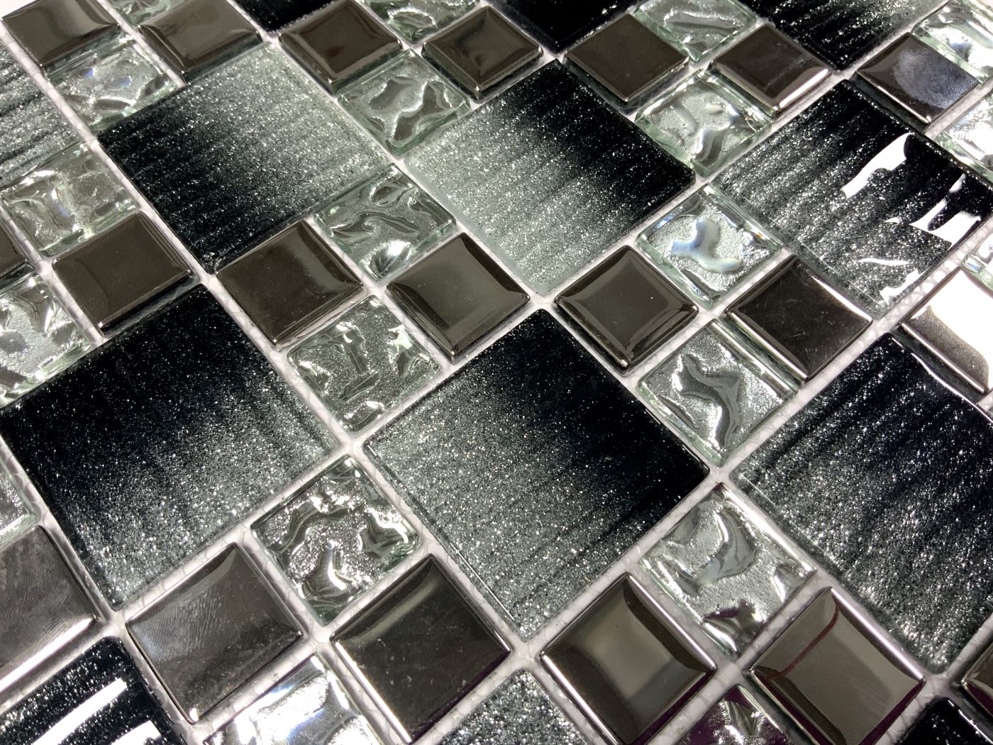 Malla o Mosaico Decorativo de vidrio TER, medida 30 x 30 cms. (base por altura). Diseño en tonos negro y plata con detalles en relieve. Caja de 5 piezas.