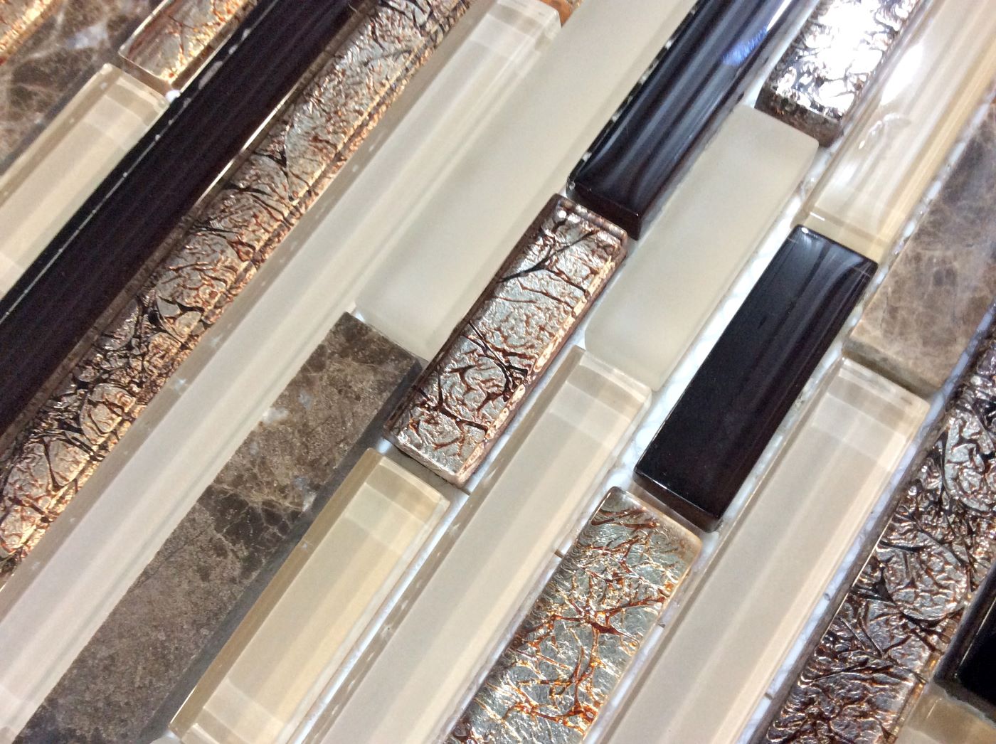 Malla o Mosaico Decorativo de vidrio y mármol PAM, medida 30 x 30 cms. (base por altura). Diseño en tonos cafés con detalles marmoleados. Caja de 5 piezas.