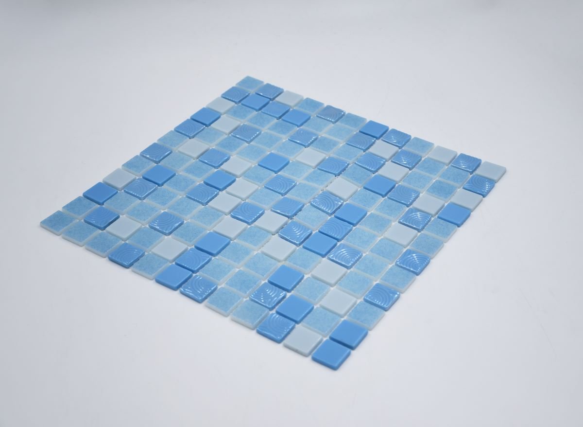 Malla o Mosaico Decorativo de vidrio SK, medida 30 x 30 cms. (base por altura). Diseño en tonos azules, texturizado y con detalles en relive. Caja de 5 piezas.