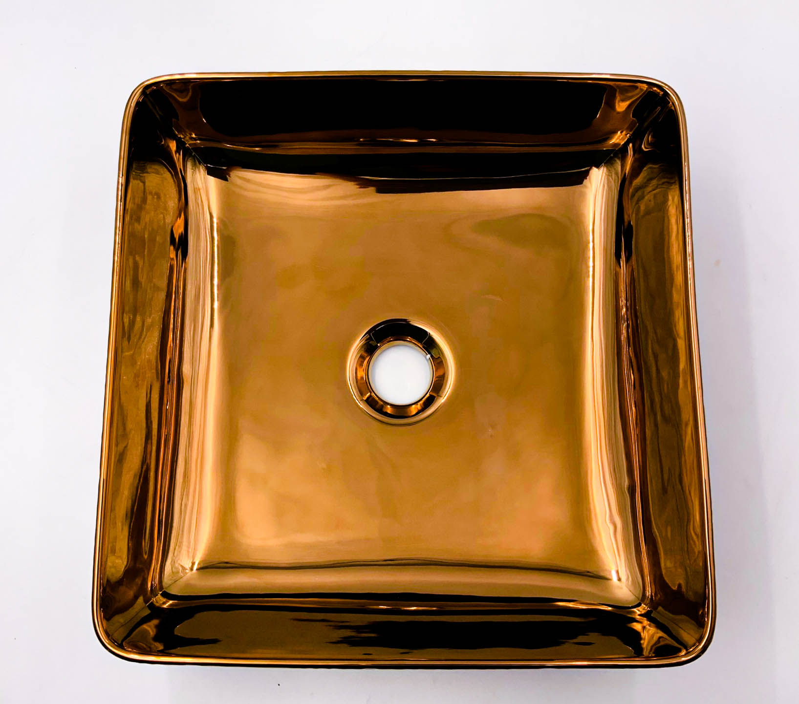 Lavabo Cerámico para Baño CAI, forma cuadrada en color cobre brillante, con acabado metalizado y textura. De sobreponer con diseño europeo ideal para todo tipo de baños. Dimensiones 36.5x36.5x13.5 cms.
