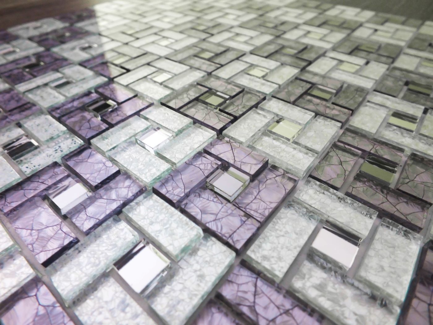 Malla o Mosaico Decorativo Adherible de Vidrio SA, medida 30 X 30 cms (base por altura). Diseño en tonos plata y morado. Caja con 5 piezas.