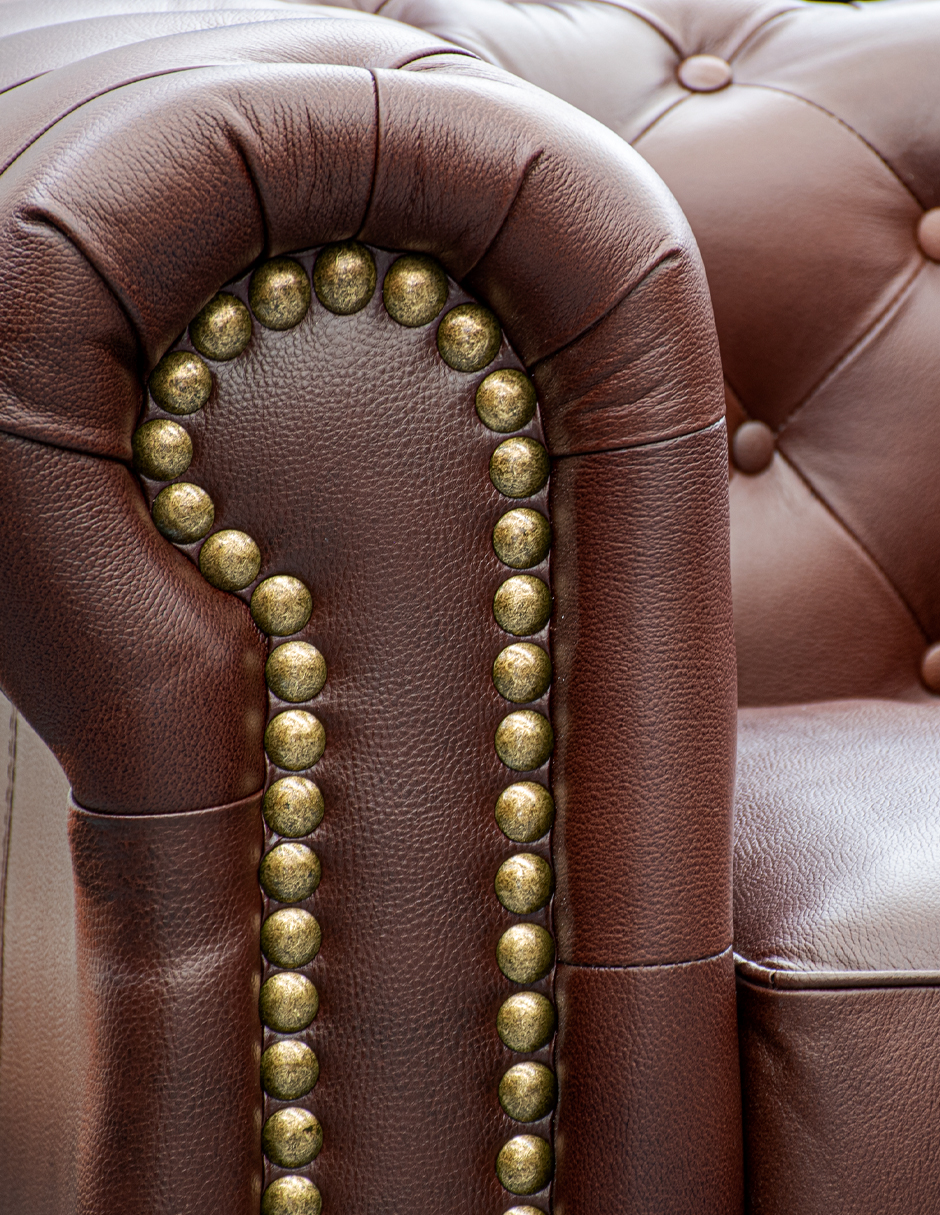 Sofa de Piel Genuina Chesterfield CHPV Color Tabaco - ConfortoPiel