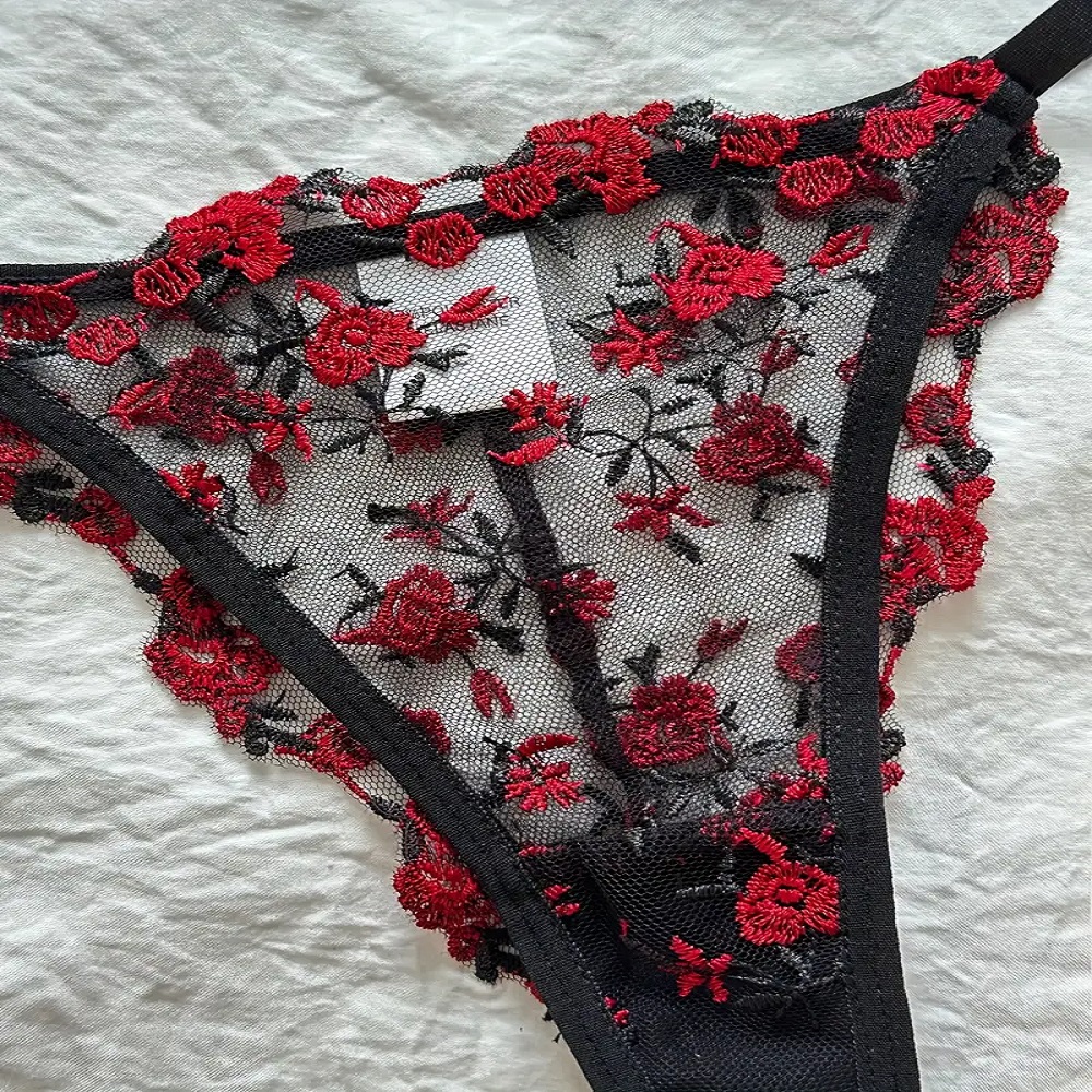 Conjunto de lenceria de encaje bordado.