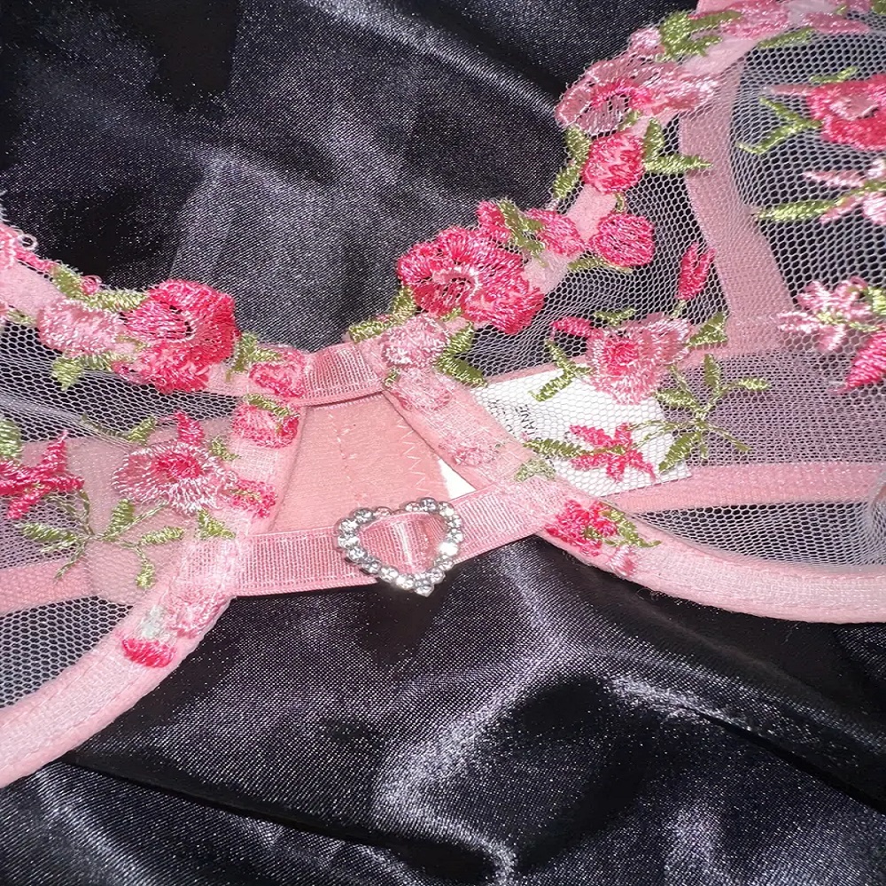 Conjunto de lenceria de encaje bordado.
