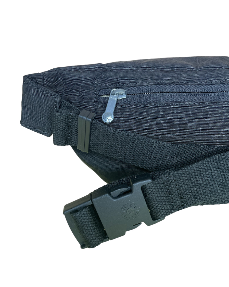 Cangurera Kipling color negro con estampado