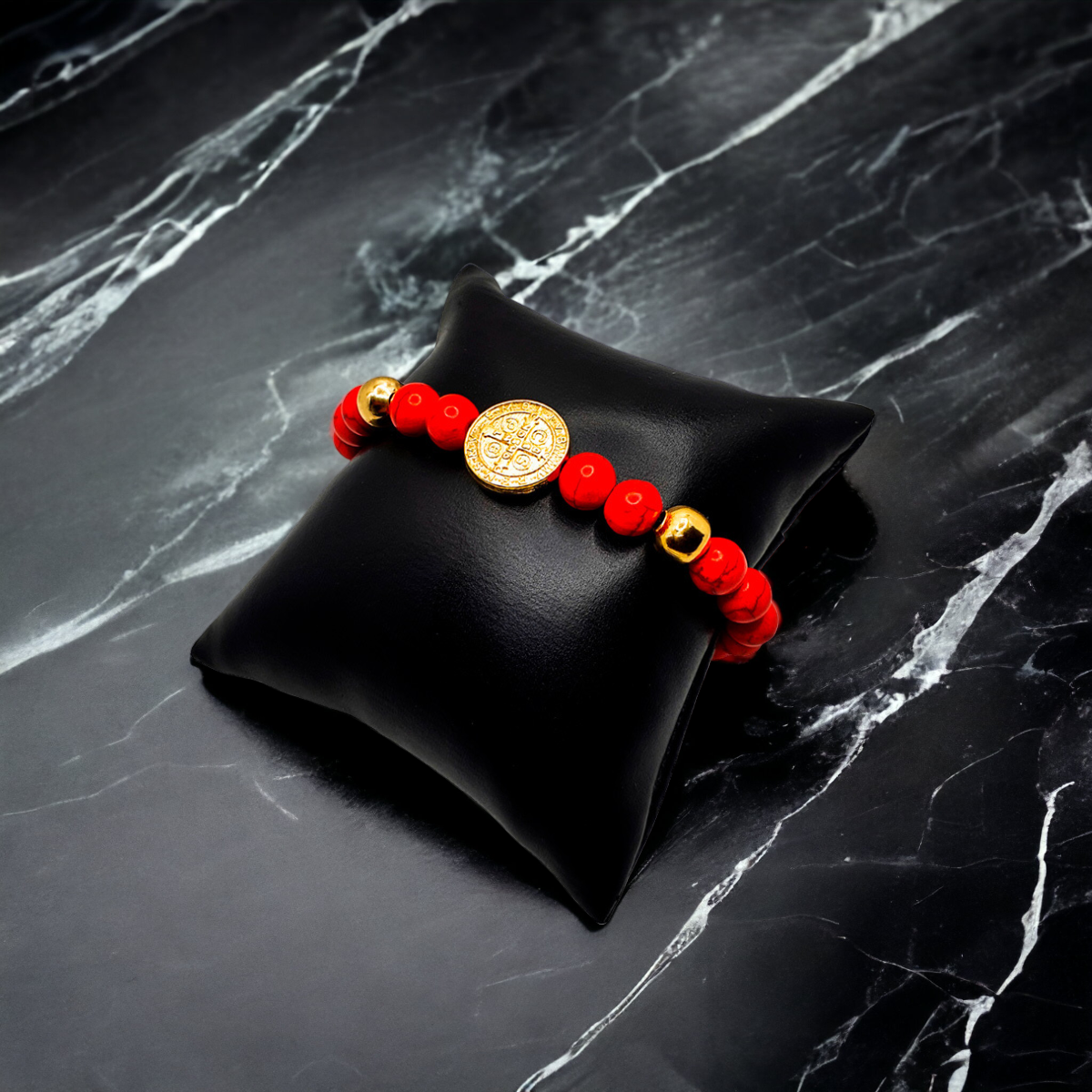 Pulsera De San Benito Hombre Con Piedra Roja Y Bolas Doradas
