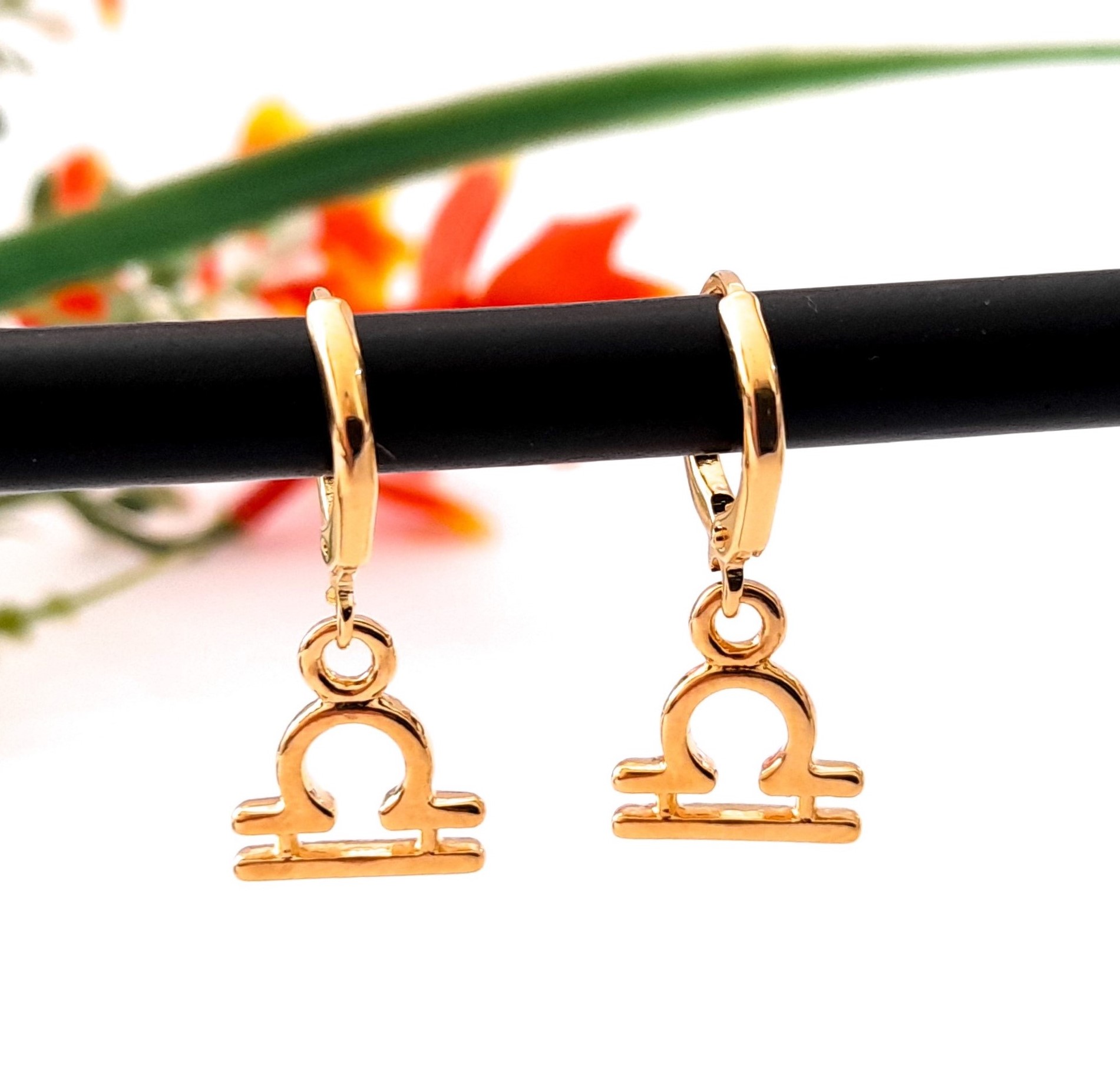 Aretes Huggies Libra En Chapa De Oro 22 Kilates ITZANALLY