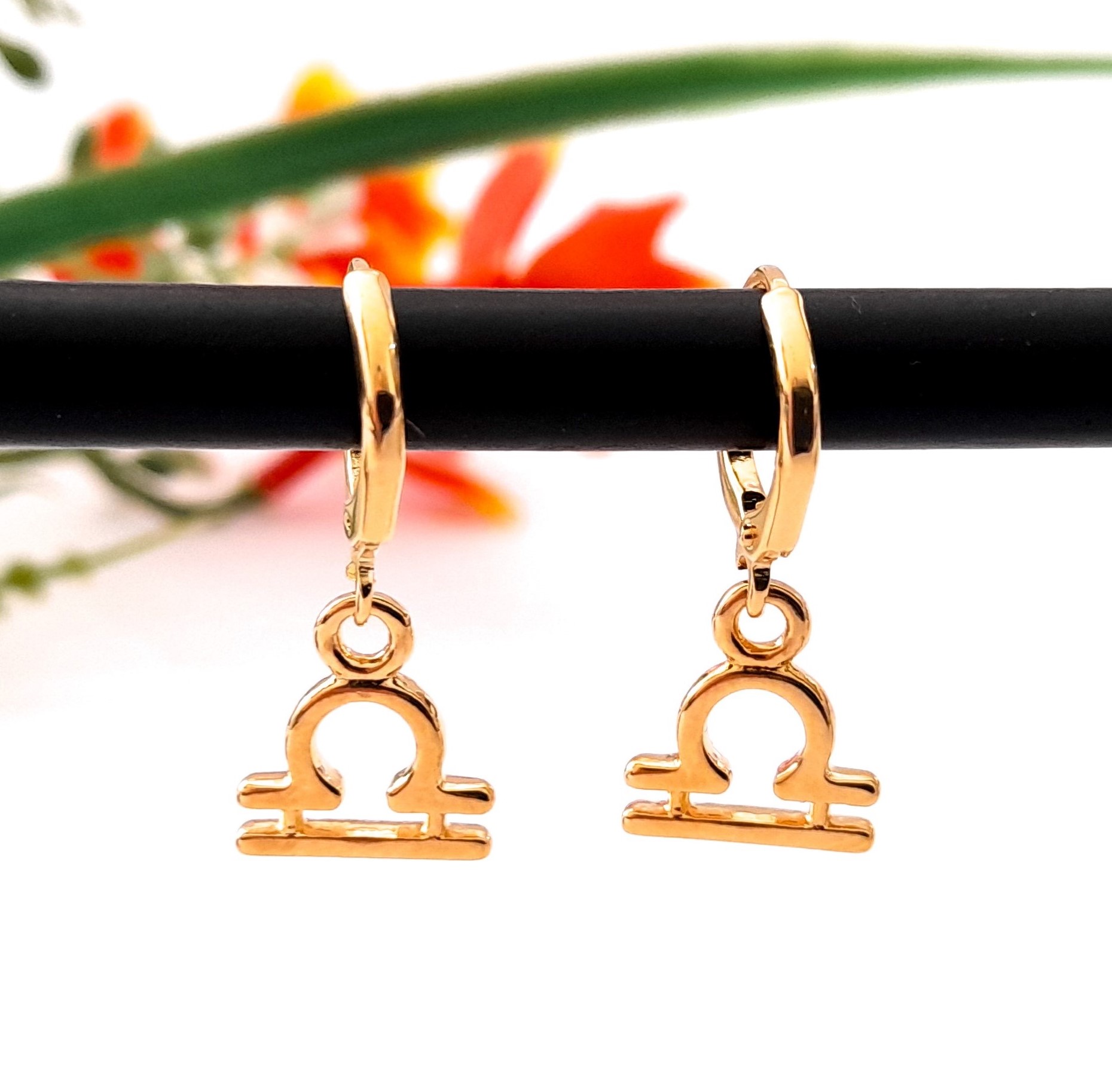 Aretes Huggies Libra En Chapa De Oro 22 Kilates ITZANALLY