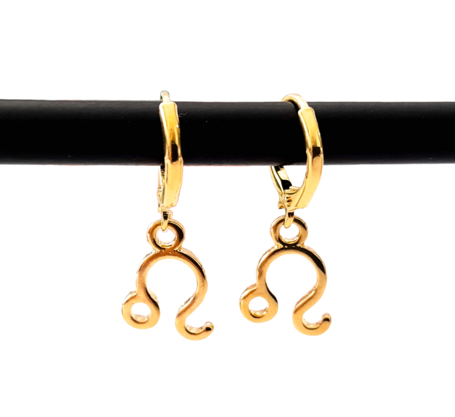 Aretes Huggies Leo En Chapa De Oro 22 Kilates ITZANALLY