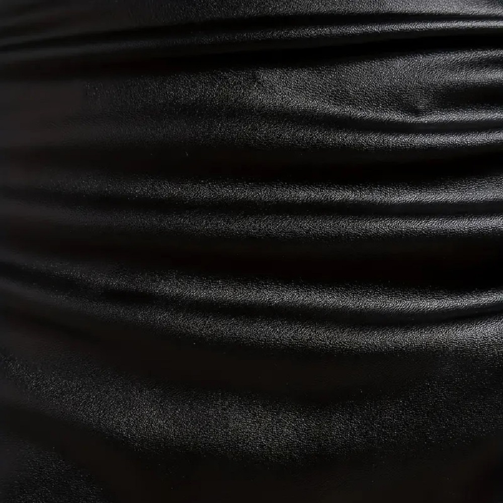 Falda de cuero sintetico corta