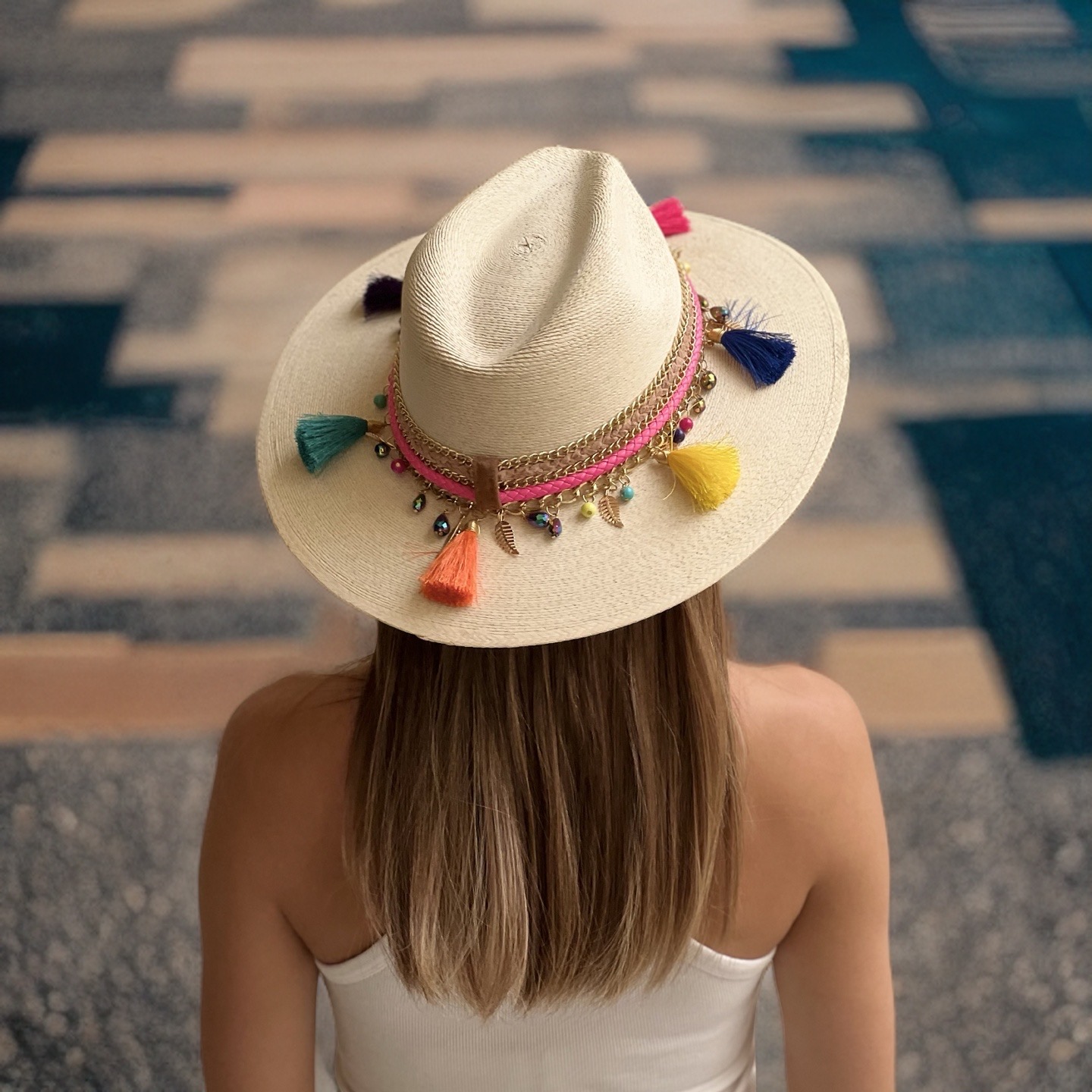 Sombrero para mujer artesanal de palma fina decorado decorado en cinta, cadena y detalles en pompones de colores