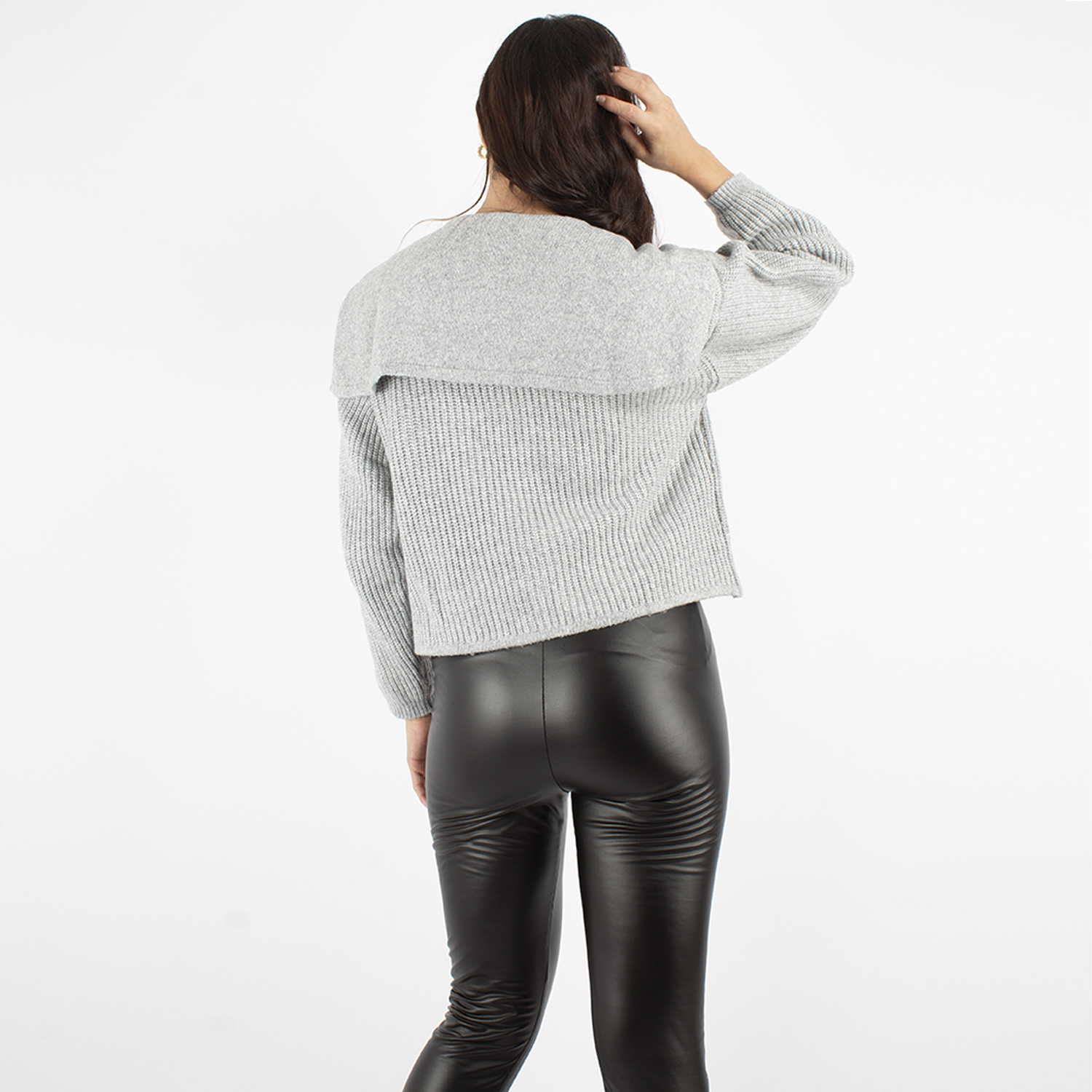 Suéter corto cuello amplio 