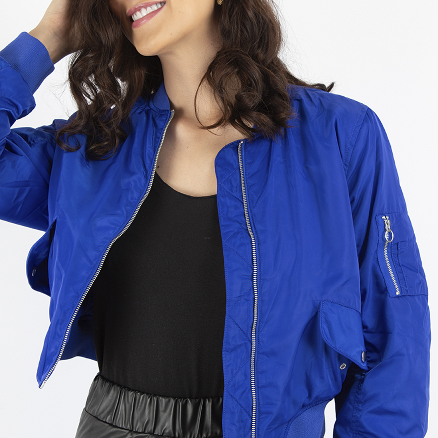 Chamarra tipo bomber jacket con bolsillos 