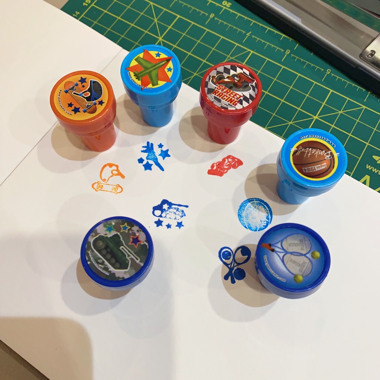 Sellos para Niños Estampillas de Dibujos Animados Surtidos, 6 Sellos de Tinta figura deportes para regalos de fiestas infantiles, premios escolares