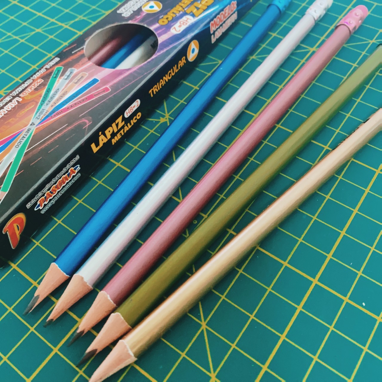 Caja 10 Lápices de grafito 2HB ergonomico Triangulares con GOMA, Cuerpo de Colores Metalico, Útiles Escolares Para Diestros y Zurdos