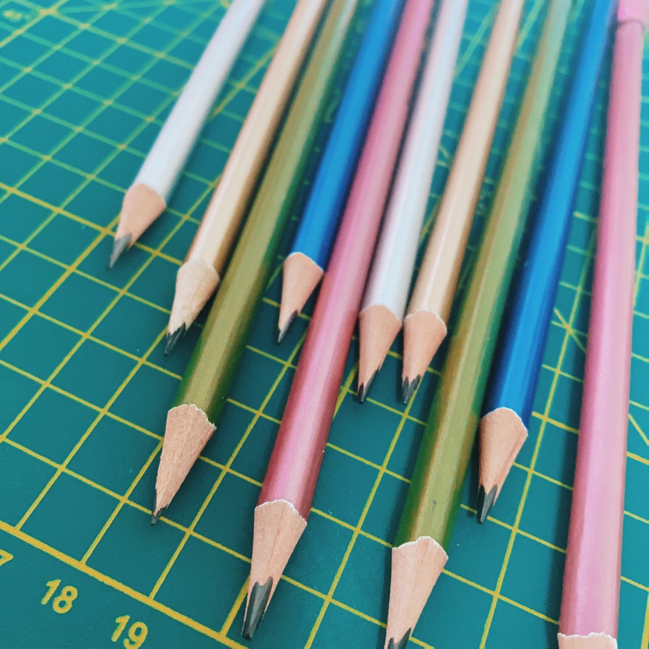 Caja 10 Lápices de grafito 2HB ergonomico Triangulares con GOMA, Cuerpo de Colores Metalico, Útiles Escolares Para Diestros y Zurdos