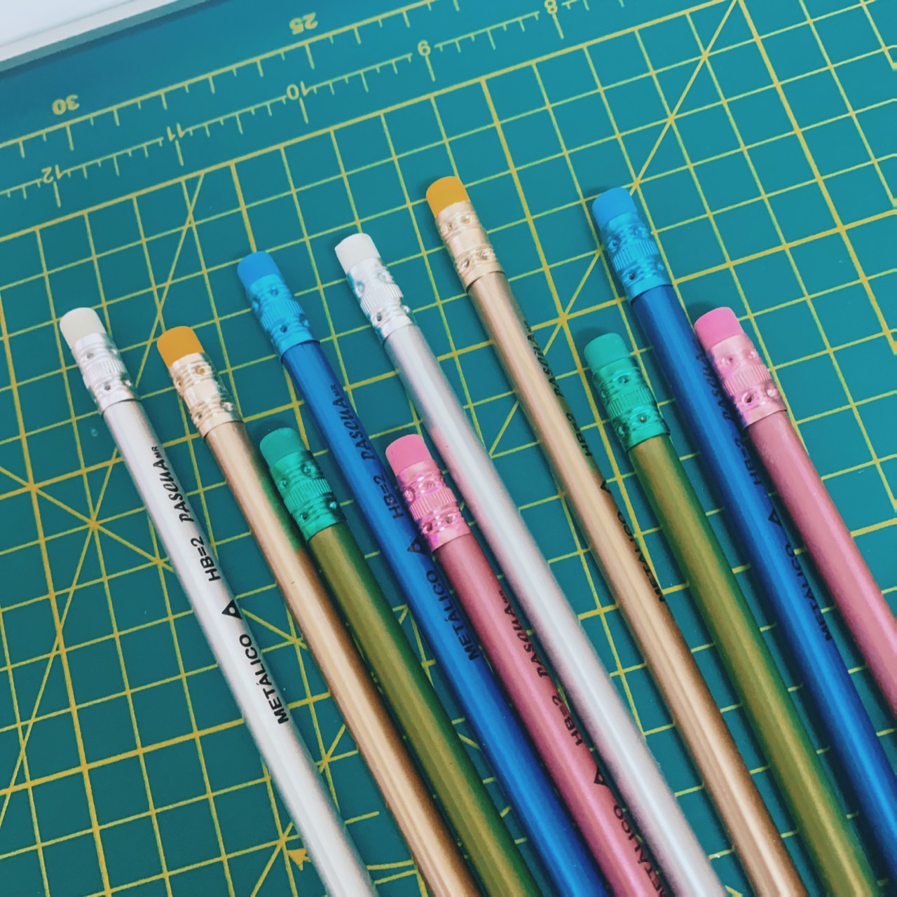 Caja 10 Lápices de grafito 2HB ergonomico Triangulares con GOMA, Cuerpo de Colores Metalico, Útiles Escolares Para Diestros y Zurdos