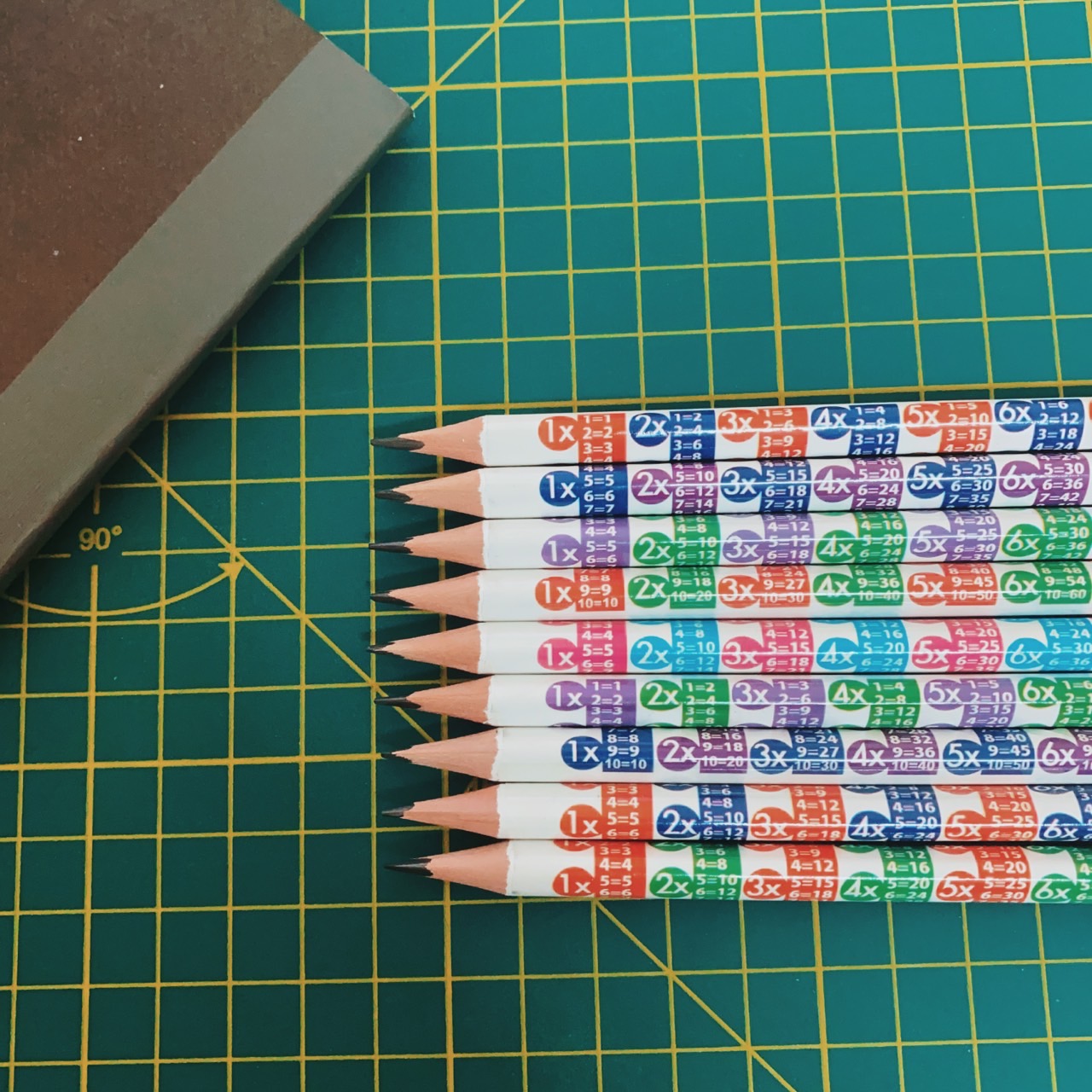 Caja 10 Lápices de grafito Entrenador Triangulares con GOMA 2HB, Tablas de multiplicar, Útiles Escolares Para Diestros y Zurdos