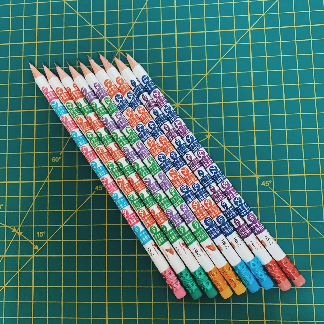 Caja 10 Lápices de grafito Entrenador Triangulares con GOMA 2HB, Tablas de multiplicar, Útiles Escolares Para Diestros y Zurdos