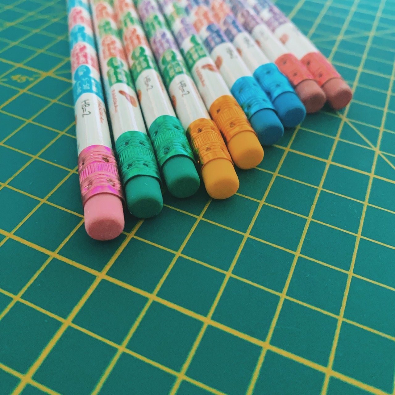 Caja 10 Lápices de grafito Entrenador Triangulares con GOMA 2HB, Tablas de multiplicar, Útiles Escolares Para Diestros y Zurdos