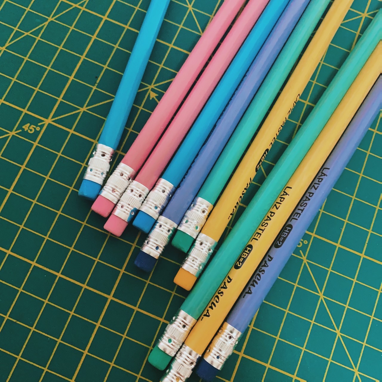 10 Lápices de grafito Negro HB=2 ergonomico Triangulares con GOMA en color, Cuerpo de Color PASTEL, Útiles Escolares Para Diestros y Zurdos