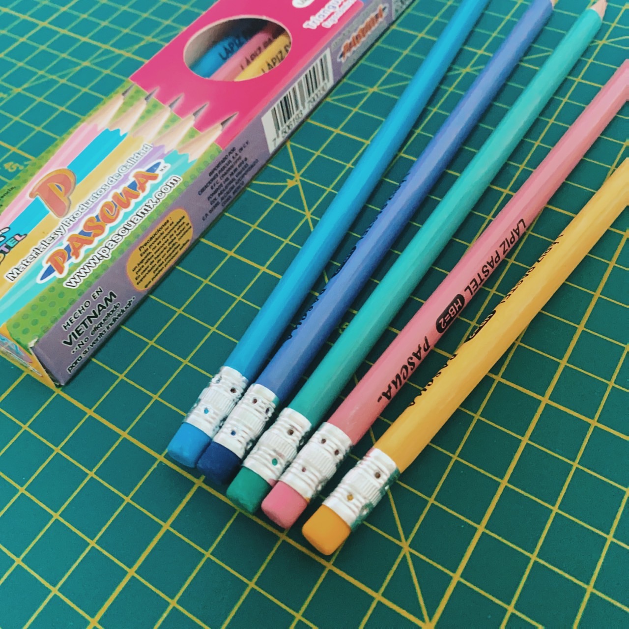 10 Lápices de grafito Negro HB=2 ergonomico Triangulares con GOMA en color, Cuerpo de Color PASTEL, Útiles Escolares Para Diestros y Zurdos