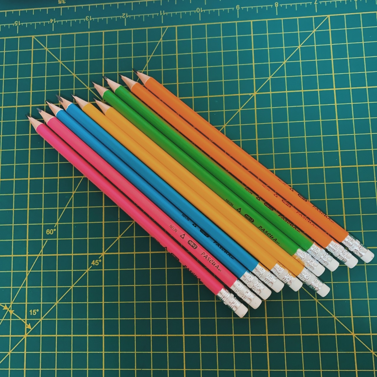 Caja 10 Lápices de grafito 2HB ergonomico Triangulares con GOMA Blanca, Cuerpo de Colores Neon, Útiles Escolares Para Diestros y Zurdos