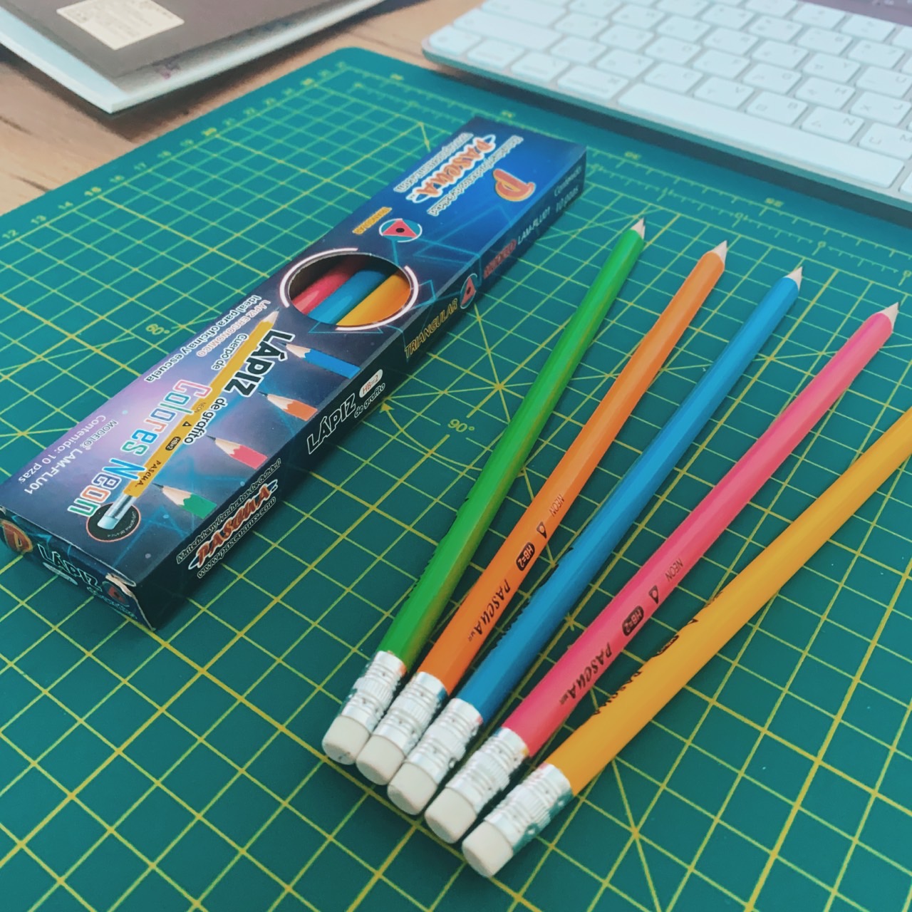 Caja 10 Lápices de grafito 2HB ergonomico Triangulares con GOMA Blanca, Cuerpo de Colores Neon, Útiles Escolares Para Diestros y Zurdos