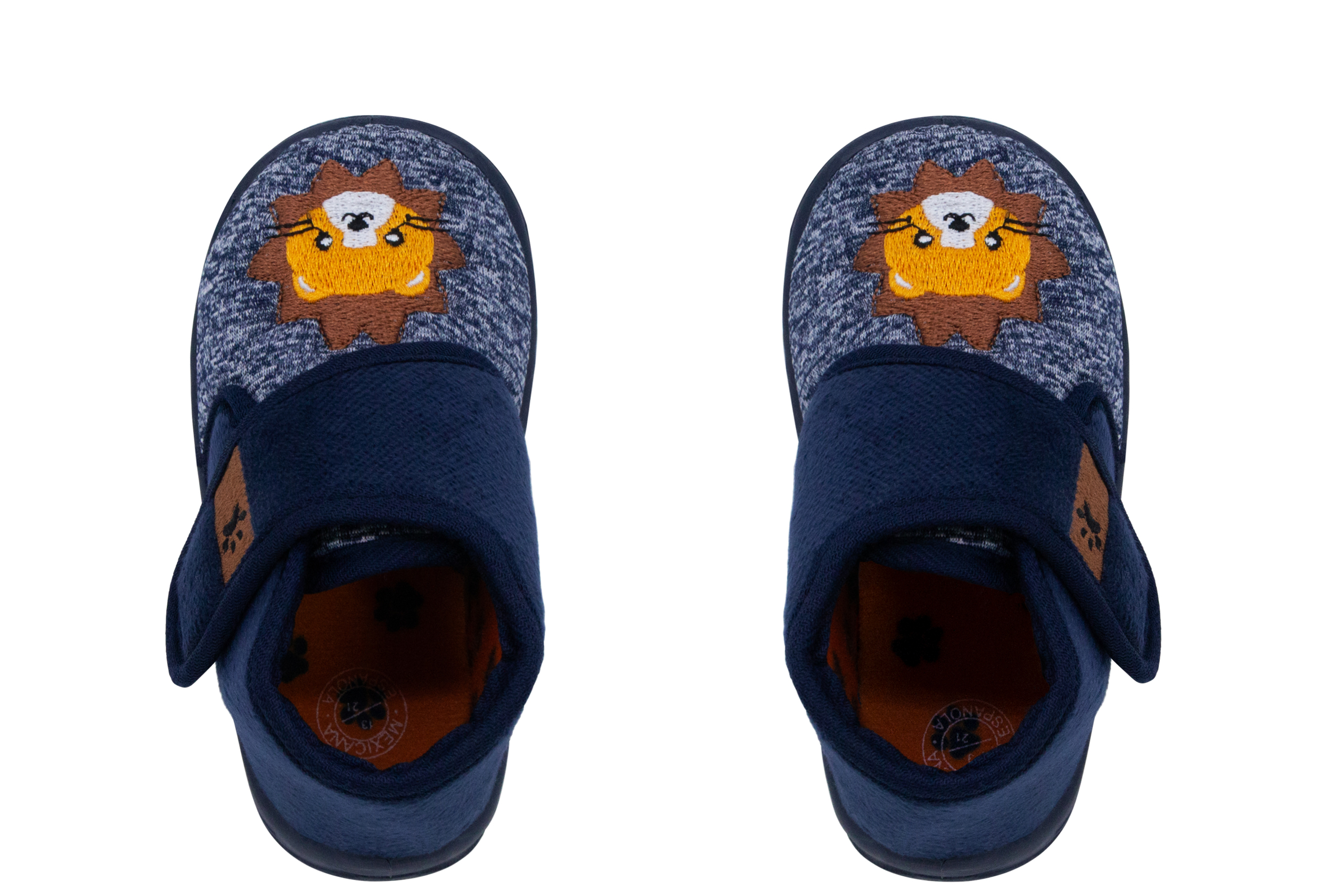 Pantufla Georgie Boy para niño cómoda y cálida con bordado de León. Calzado importado y exclusivo