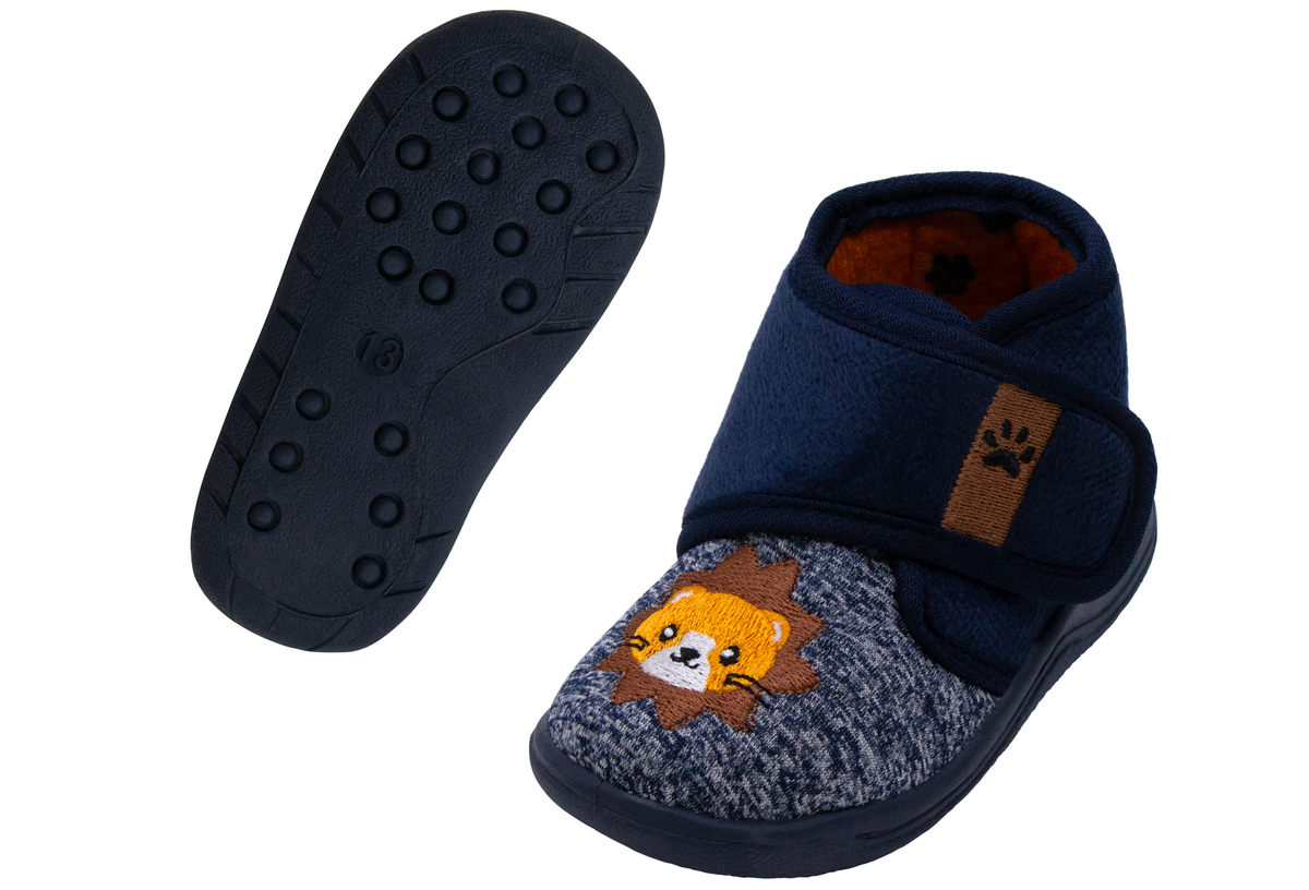 Pantufla Georgie Boy para niño cómoda y cálida con bordado de León. Calzado importado y exclusivo