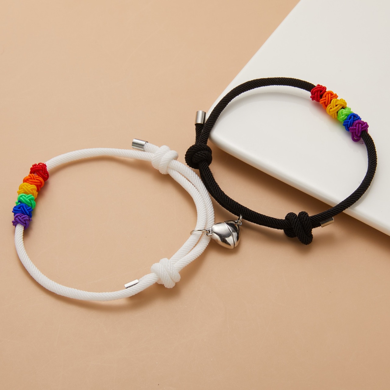 Pulseras Para Parejas Corazon de Iman LGBT Negro Blanco