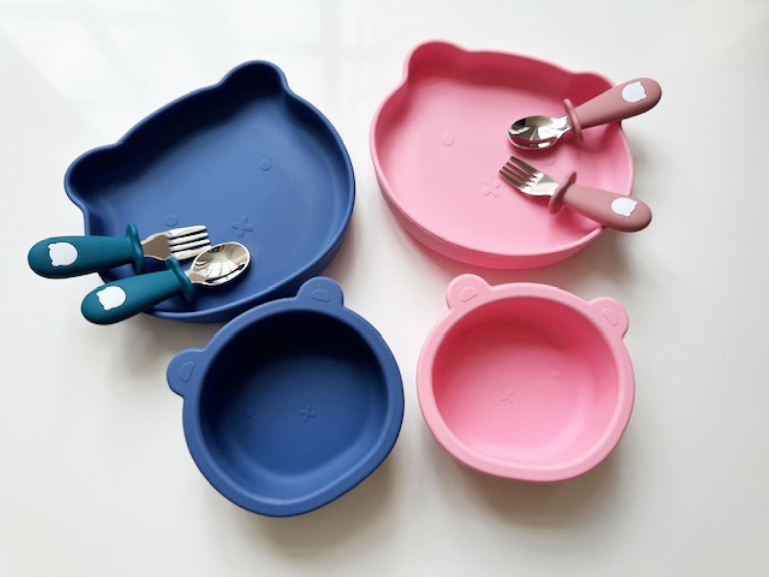 2 Platos para Bebé en Silicona con Cubiertos en Acero Inoxidable, Libre de BPA (Rosa)