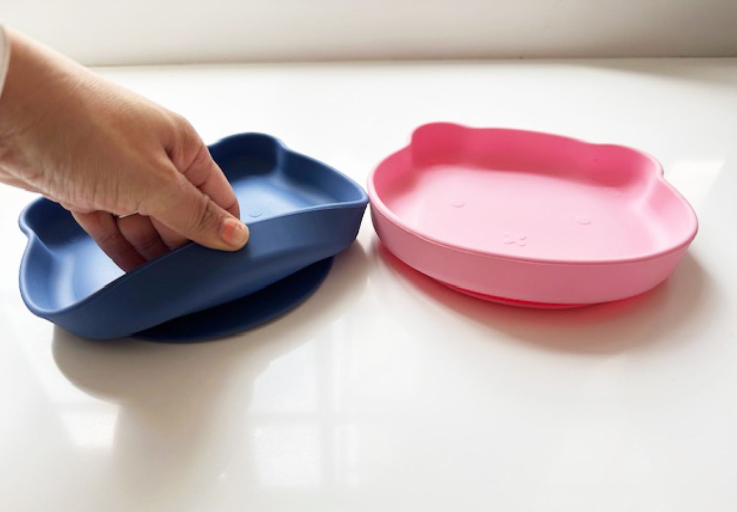 2 Platos para Bebé en Silicona con Cubiertos en Acero Inoxidable, Libre de BPA (Rosa)