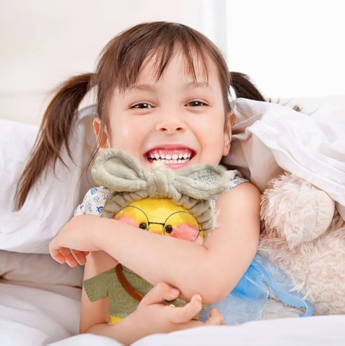 Patito De Peluche Lalafanfan Con Complementos De Vestir Gris