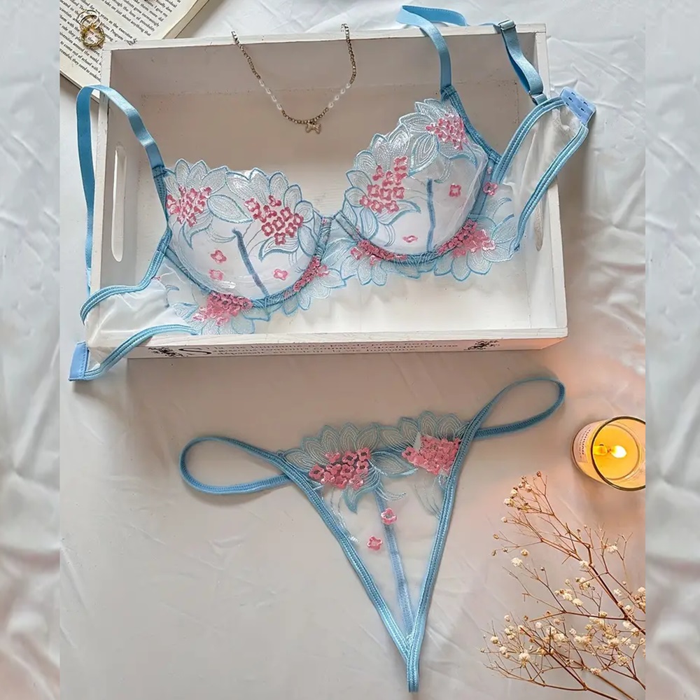 Conjunto de encaje Floral transparente.