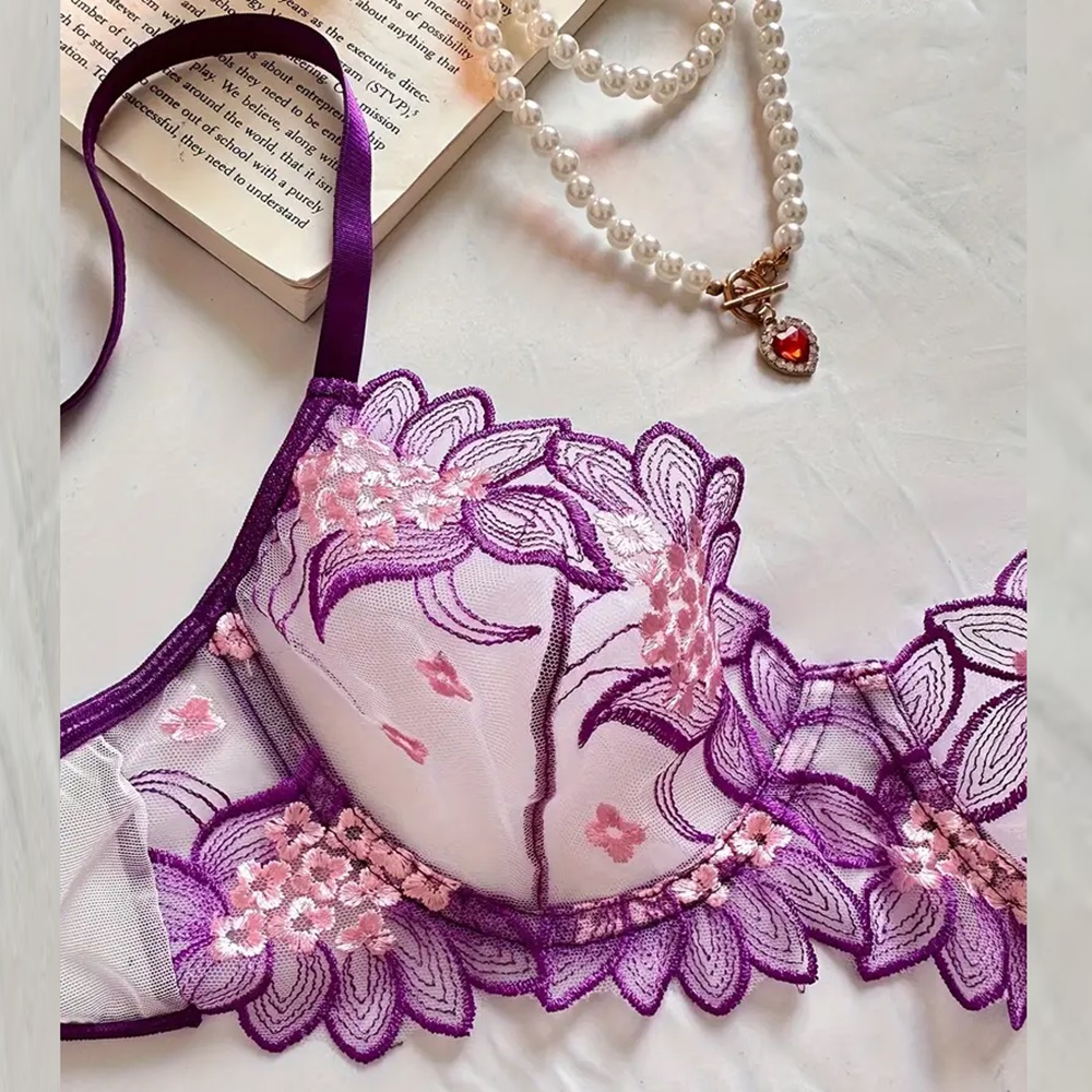 Conjunto de encaje Floral transparente.